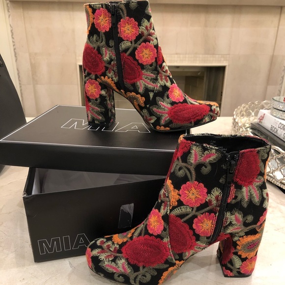 mia rosebud bootie